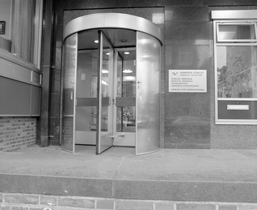 884037 Gezicht op de ingang met draaideur van het kantoorgebouw Burgemeester Reigerstraat 89 te Utrecht (kantoor voor ...